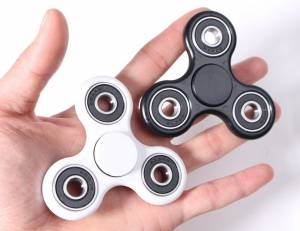 Fidget Spinner, η νέα μόδα που εξαπλώνεται μανιωδώς-Τι να προσέξετε