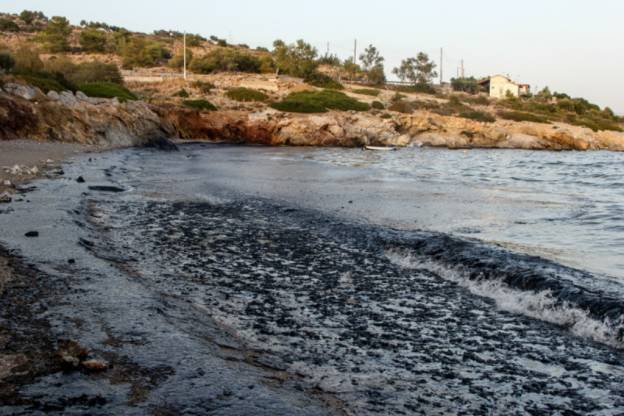 Eπείγουσα απόφαση του υπουργού Υγείας: Όλες οι παραλίες που απαγορεύεται το κολύμπι λόγω πετρελαιοκηλίδας