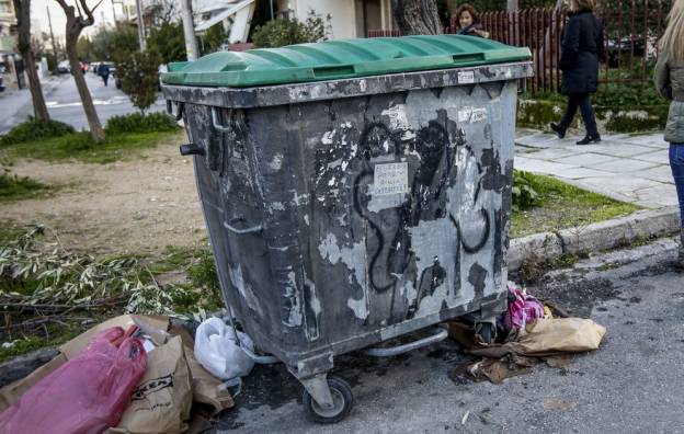 Ελεύθερη η 19χρονη που γέννησε στο μπάνιο και πέταξε το μωρό σε κάδο στην Πετρούπολη