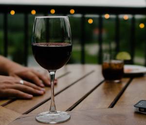 Μια νέα έρευνα έρχεται να αποδείξει πως ένα ποτήρι κρασί την ημέρα μας προφυλάσσει από κάτι πολύ σημαντικό